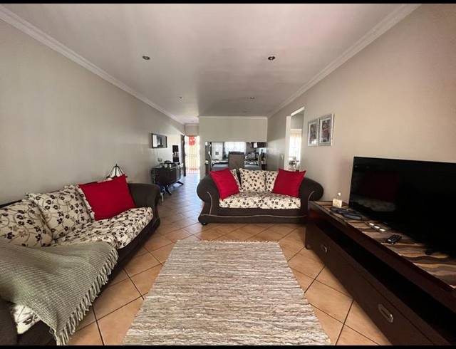 2 BEDROOM TOWNHOUSE FOR SALE IN KENLEAF
